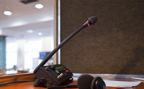 英語同聲翻譯多少錢一天？英語同聲傳譯價格標準